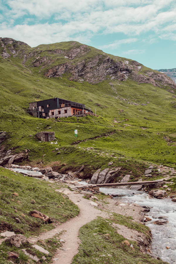 Cet article te présente les plus belles randonnées de Maurienne, des sentiers offrant des panoramas époustouflants et des expériences inoubliables au cœur des Alpes. Des itinéraires accessibles à tous niveaux te feront découvrir des lacs cristallins, des sommets majestueux et des refuges accueillants. Prépare tes chaussures de randonnée et pars à l'aventure dans cette région encore préservée du tourisme de masse!