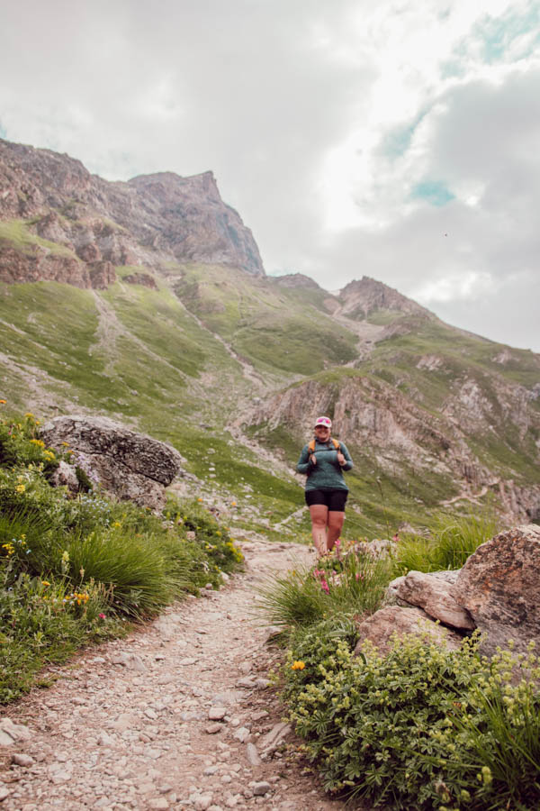 Cet article te présente les plus belles randonnées de Maurienne, des sentiers offrant des panoramas époustouflants et des expériences inoubliables au cœur des Alpes. Des itinéraires accessibles à tous niveaux te feront découvrir des lacs cristallins, des sommets majestueux et des refuges accueillants. Prépare tes chaussures de randonnée et pars à l'aventure dans cette région encore préservée du tourisme de masse!