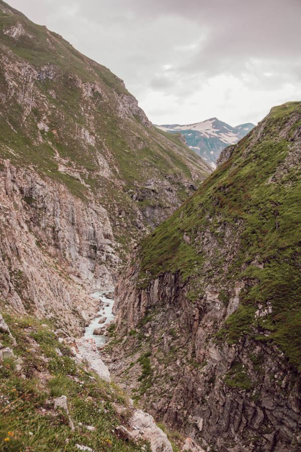 Cet article te présente les plus belles randonnées de Maurienne, des sentiers offrant des panoramas époustouflants et des expériences inoubliables au cœur des Alpes. Des itinéraires accessibles à tous niveaux te feront découvrir des lacs cristallins, des sommets majestueux et des refuges accueillants. Prépare tes chaussures de randonnée et pars à l'aventure dans cette région encore préservée du tourisme de masse!