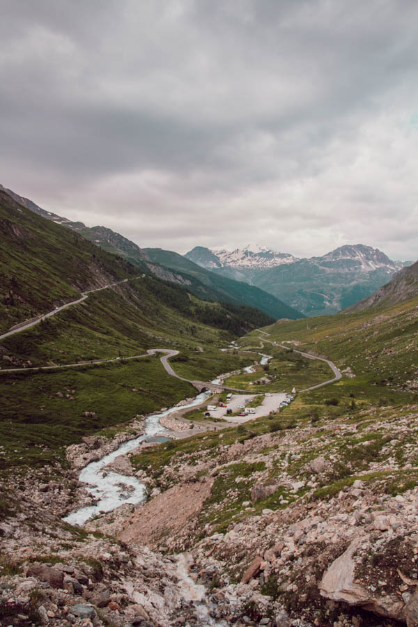 Cet article te présente les plus belles randonnées de Maurienne, des sentiers offrant des panoramas époustouflants et des expériences inoubliables au cœur des Alpes. Des itinéraires accessibles à tous niveaux te feront découvrir des lacs cristallins, des sommets majestueux et des refuges accueillants. Prépare tes chaussures de randonnée et pars à l'aventure dans cette région encore préservée du tourisme de masse!