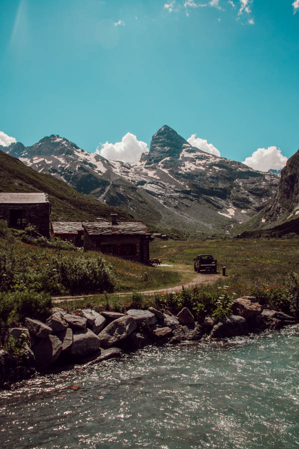 Cet article te présente les plus belles randonnées de Maurienne, des sentiers offrant des panoramas époustouflants et des expériences inoubliables au cœur des Alpes. Des itinéraires accessibles à tous niveaux te feront découvrir des lacs cristallins, des sommets majestueux et des refuges accueillants. Prépare tes chaussures de randonnée et pars à l'aventure dans cette région encore préservée du tourisme de masse!