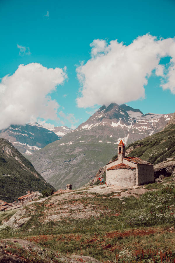 Cet article te présente les plus belles randonnées de Maurienne, des sentiers offrant des panoramas époustouflants et des expériences inoubliables au cœur des Alpes. Des itinéraires accessibles à tous niveaux te feront découvrir des lacs cristallins, des sommets majestueux et des refuges accueillants. Prépare tes chaussures de randonnée et pars à l'aventure dans cette région encore préservée du tourisme de masse!