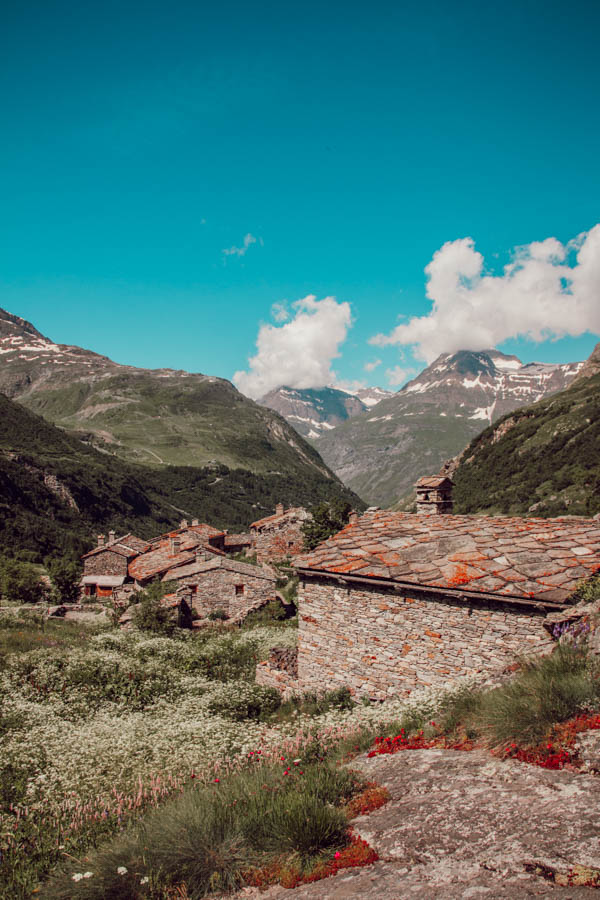 Cet article te présente les plus belles randonnées de Maurienne, des sentiers offrant des panoramas époustouflants et des expériences inoubliables au cœur des Alpes. Des itinéraires accessibles à tous niveaux te feront découvrir des lacs cristallins, des sommets majestueux et des refuges accueillants. Prépare tes chaussures de randonnée et pars à l'aventure dans cette région encore préservée du tourisme de masse!