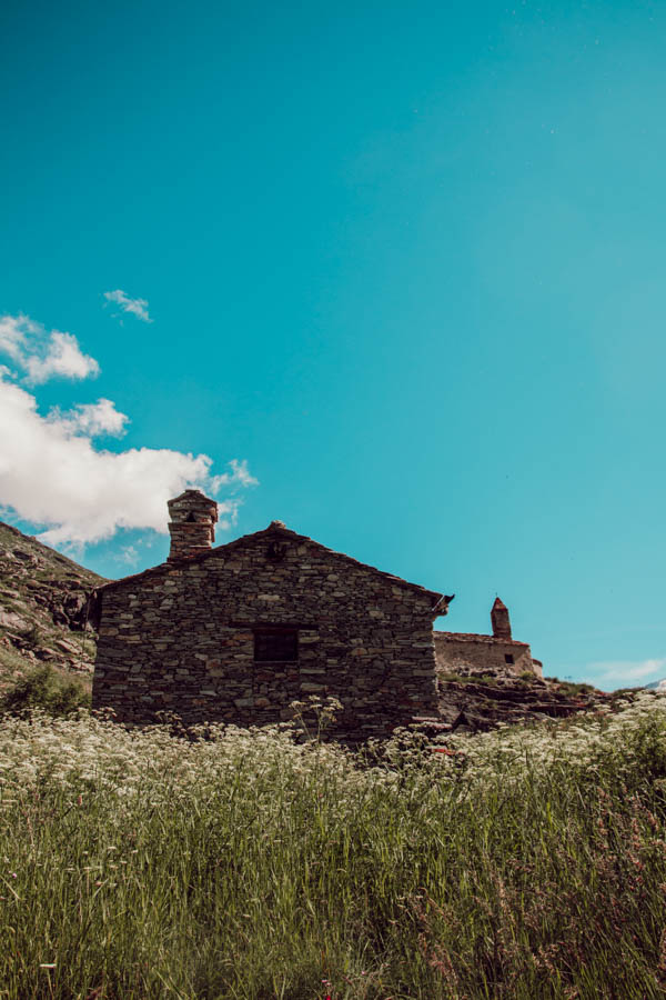 Cet article te présente les plus belles randonnées de Maurienne, des sentiers offrant des panoramas époustouflants et des expériences inoubliables au cœur des Alpes. Des itinéraires accessibles à tous niveaux te feront découvrir des lacs cristallins, des sommets majestueux et des refuges accueillants. Prépare tes chaussures de randonnée et pars à l'aventure dans cette région encore préservée du tourisme de masse!