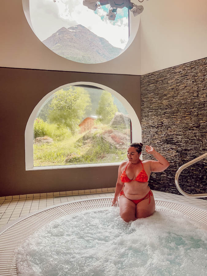 Cet article te présente les plus belles randonnées de Maurienne, des sentiers offrant des panoramas époustouflants et des expériences inoubliables au cœur des Alpes. Des itinéraires accessibles à tous niveaux te feront découvrir des lacs cristallins, des sommets majestueux et des refuges accueillants. Prépare tes chaussures de randonnée et pars à l'aventure dans cette région encore préservée du tourisme de masse !