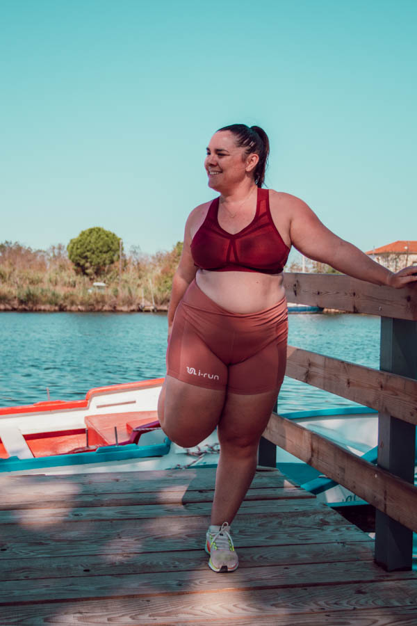 La récupération est essentielle pour maximiser tes performances sportives et prévenir les blessures. Il existe deux types de récupération : la récupération active, qui implique des activités légères pour aider à éliminer les toxines et améliorer la circulation sanguine, et la récupération passive, qui consiste en du repos complet pour permettre à ton corps de se régénérer. Trouver le bon équilibre entre ces deux méthodes est crucial pour soutenir ton entraînement et tes objectifs de bien-être.