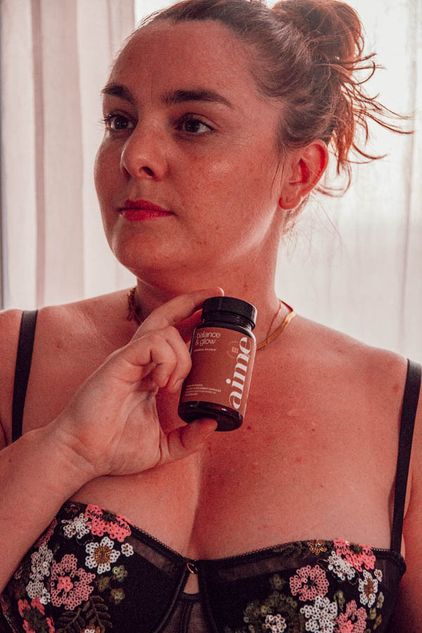 Découvre comment j'ai transformé ma routine pour lutter efficacement contre l'acné hormonale, un défi que de nombreuses femmes rencontrent au quotidien. En adaptant mes soins de la peau, en modifiant mon alimentation et en gérant mon stress, j'ai réussi à apaiser ma peau et à retrouver confiance en moi. Plonge dans cet article pour découvrir mes conseils pratiques et éprouvés pour en finir avec l'acné hormonale et retrouver une peau éclatante.