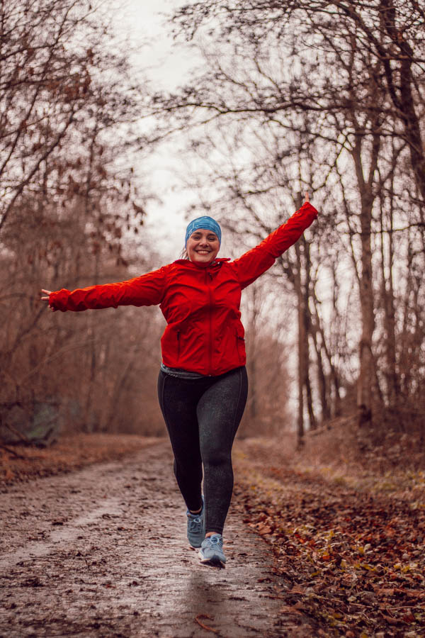 Bien choisir sa veste de pluie est essentiel pour garantir un maximum de confort pendant tes runs automnaux. Une veste adaptée te protège non seulement des intempéries, mais elle permet aussi une bonne gestion de la transpiration, évitant l'inconfort lié à l'humidité interne. En investissant dans une veste de qualité, tu es prête à affronter toutes les conditions météorologiques. Rien de mieux pour conserver ta motivation pour courir au top cet automne et cet hiver !