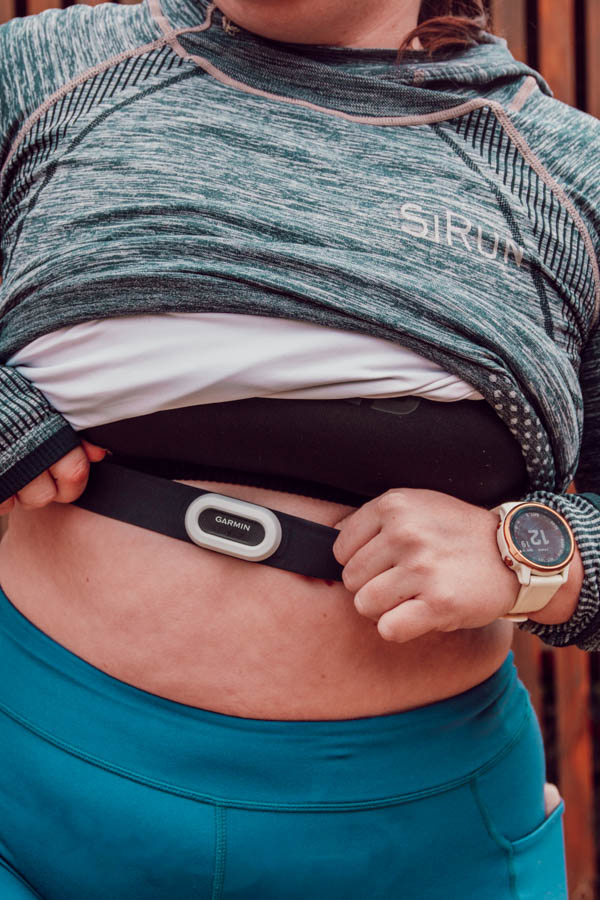 Choisir une montre GPS adaptée à tes besoins est essentiel pour tirer le meilleur de tes entraînements. Que tu sois débutante, à la recherche de fonctionnalités simples comme le suivi de la distance et de l’allure, ou triathlète exigeante nécessitant un outil multisports performant, il existe un modèle pour chaque objectif. En prenant le temps d’évaluer tes priorités et ton budget, tu pourras trouver une montre qui deviendra ton alliée au quotidien, te guidant dans ta progression sportive.