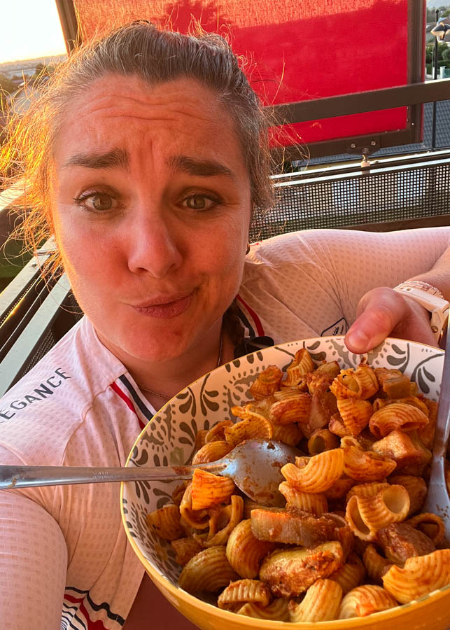 Planifier ses repas est une stratégie essentielle pour gagner du temps, réduire le stress et adopter une alimentation plus équilibrée. En anticipant ce que tu vas manger, tu évites les choix impulsifs qui mènent souvent à des plats moins sains ou à des dépenses inutiles. Cette organisation te permet également de mieux gérer tes portions, d’optimiser tes courses et d’ajuster tes menus à tes objectifs sportifs ou personnels.