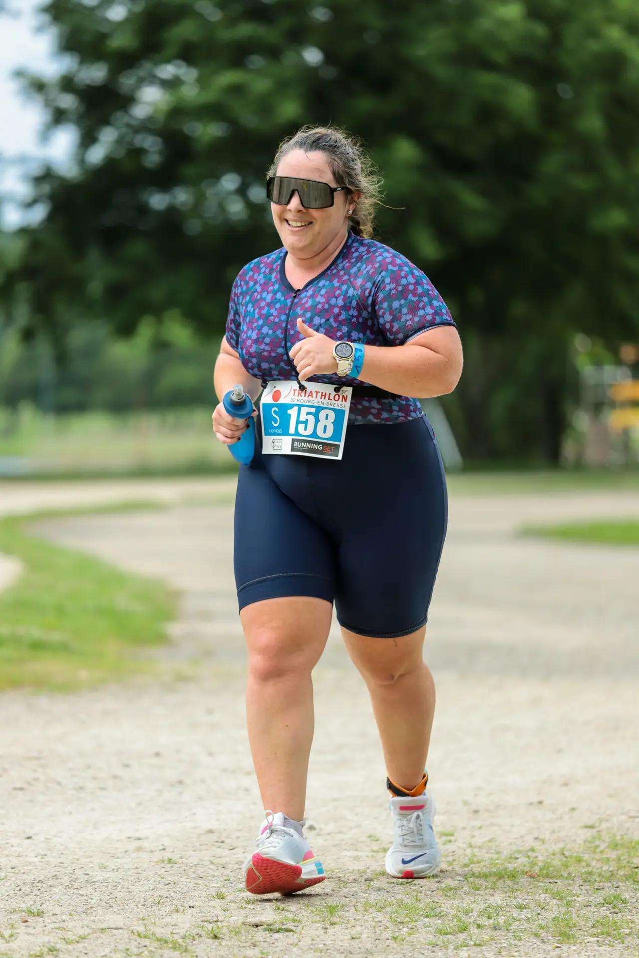 Les personnes en surpoids qui se lancent dans la course à pied sont souvent confrontées à une avalanche de conseils non sollicités, notamment sur la prétendue fragilité de leurs articulations. Des phrases comme « Tu devrais marcher, pas courir, pour ménager tes genoux » ou « tu vas te détruire les genoux à courir en surpoids » reviennent fréquemment, véhiculant des idées basées sur des stéréotypes plutôt que sur des faits. Pourtant, avec une pratique progressive et adaptée, la course à pied peut non seulement renforcer les articulations, mais aussi contribuer à une meilleure santé globale.