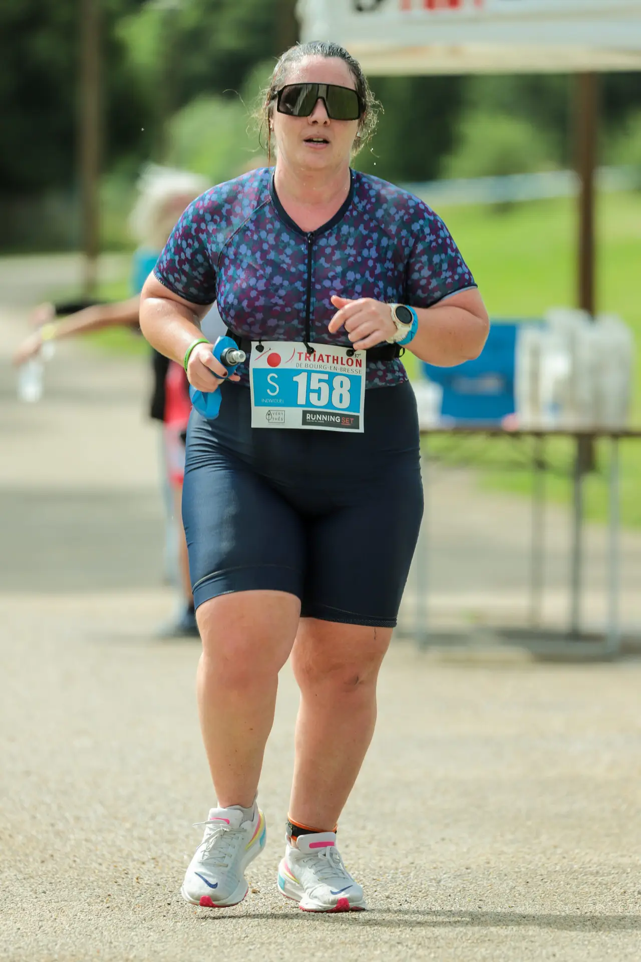 Les personnes en surpoids qui se lancent dans la course à pied sont souvent confrontées à une avalanche de conseils non sollicités, notamment sur la prétendue fragilité de leurs articulations. Des phrases comme « Tu devrais marcher, pas courir, pour ménager tes genoux » ou « tu vas te détruire les genoux à courir en surpoids » reviennent fréquemment, véhiculant des idées basées sur des stéréotypes plutôt que sur des faits. Pourtant, avec une pratique progressive et adaptée, la course à pied peut non seulement renforcer les articulations, mais aussi contribuer à une meilleure santé globale.