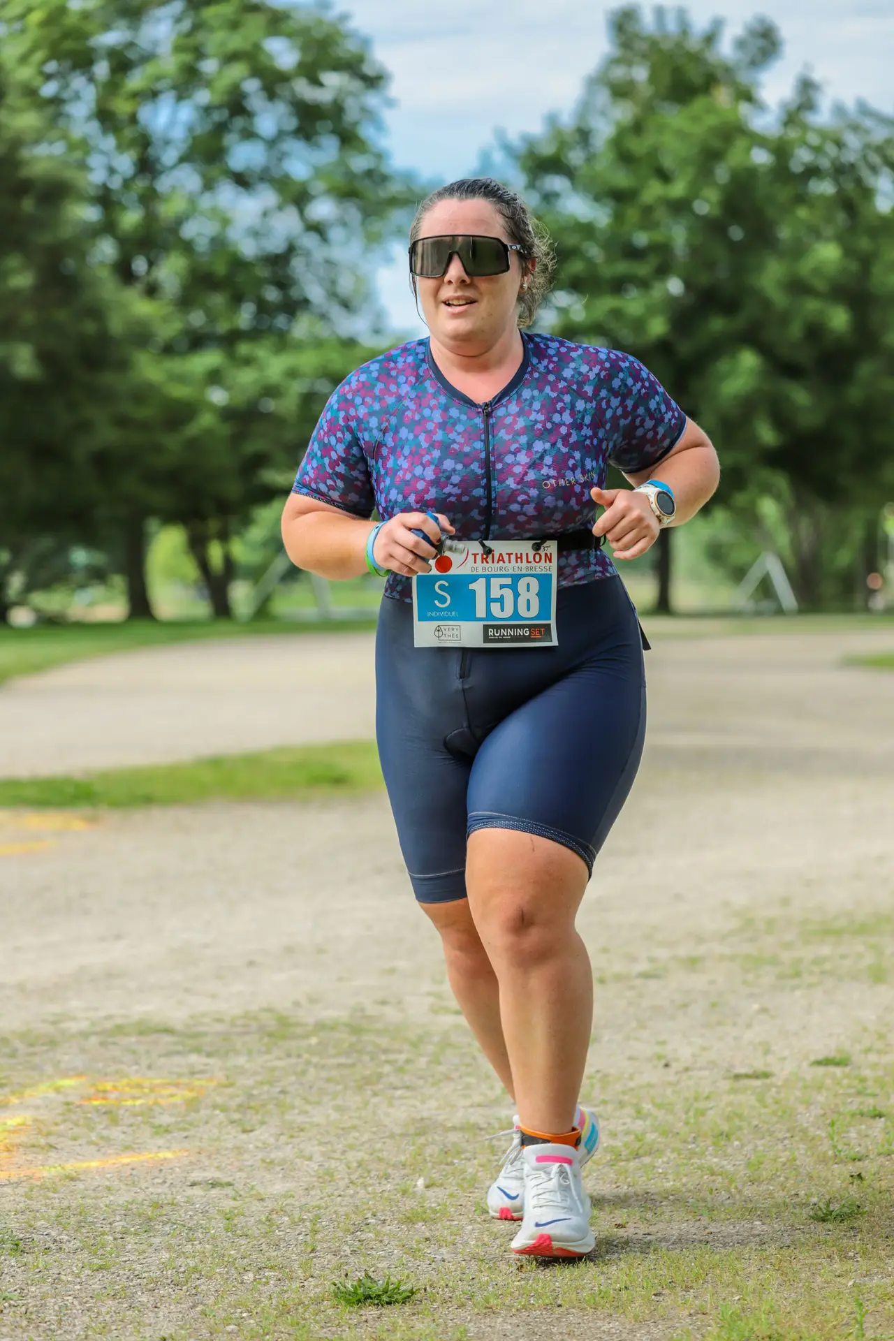Les personnes en surpoids qui se lancent dans la course à pied sont souvent confrontées à une avalanche de conseils non sollicités, notamment sur la prétendue fragilité de leurs articulations. Des phrases comme « Tu devrais marcher, pas courir, pour ménager tes genoux » ou « tu vas te détruire les genoux à courir en surpoids » reviennent fréquemment, véhiculant des idées basées sur des stéréotypes plutôt que sur des faits. Pourtant, avec une pratique progressive et adaptée, la course à pied peut non seulement renforcer les articulations, mais aussi contribuer à une meilleure santé globale.