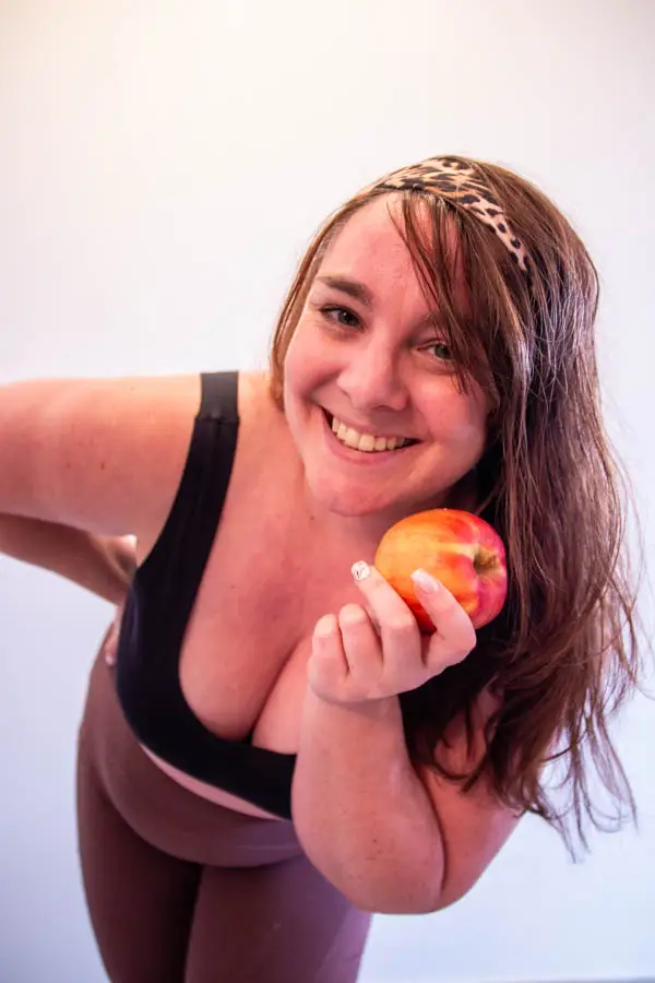 Le déficit calorique est une condition nécessaire à la perte de poids, car il oblige le corps à puiser dans ses réserves d’énergie. Cependant, ce n’est pas une garantie de succès à long terme, car d’autres facteurs comme les hormones, le stress, le sommeil ou la répartition des macronutriments influencent aussi la capacité du corps à brûler les graisses. Une approche durable repose donc sur un équilibre entre alimentation adaptée, activité physique et bien-être général, plutôt que sur une simple réduction des calories.