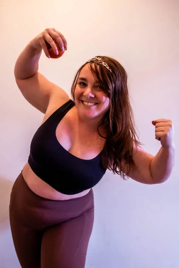 Le déficit calorique est une condition nécessaire à la perte de poids, car il oblige le corps à puiser dans ses réserves d’énergie. Cependant, ce n’est pas une garantie de succès à long terme, car d’autres facteurs comme les hormones, le stress, le sommeil ou la répartition des macronutriments influencent aussi la capacité du corps à brûler les graisses. Une approche durable repose donc sur un équilibre entre alimentation adaptée, activité physique et bien-être général, plutôt que sur une simple réduction des calories.