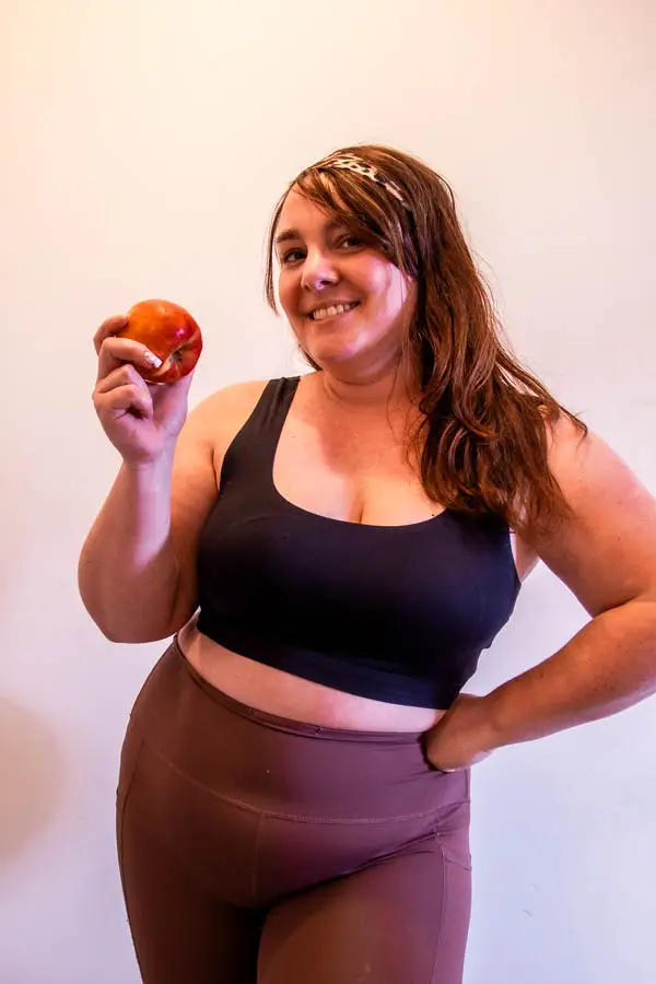 Le déficit calorique est une condition nécessaire à la perte de poids, car il oblige le corps à puiser dans ses réserves d’énergie. Cependant, ce n’est pas une garantie de succès à long terme, car d’autres facteurs comme les hormones, le stress, le sommeil ou la répartition des macronutriments influencent aussi la capacité du corps à brûler les graisses. Une approche durable repose donc sur un équilibre entre alimentation adaptée, activité physique et bien-être général, plutôt que sur une simple réduction des calories.