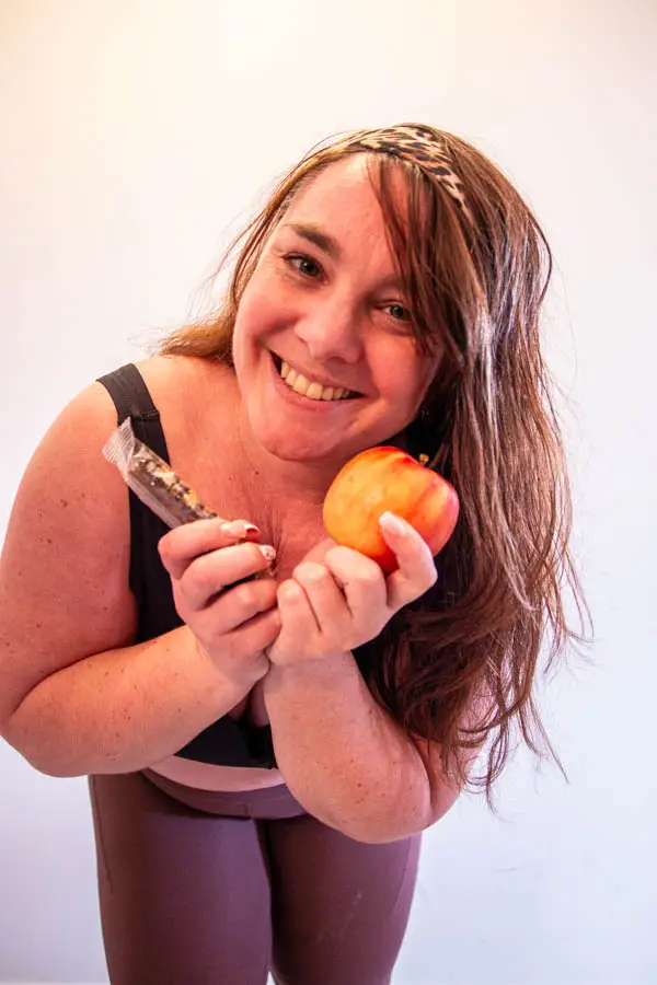 Le déficit calorique est une condition nécessaire à la perte de poids, car il oblige le corps à puiser dans ses réserves d’énergie. Cependant, ce n’est pas une garantie de succès à long terme, car d’autres facteurs comme les hormones, le stress, le sommeil ou la répartition des macronutriments influencent aussi la capacité du corps à brûler les graisses. Une approche durable repose donc sur un équilibre entre alimentation adaptée, activité physique et bien-être général, plutôt que sur une simple réduction des calories.