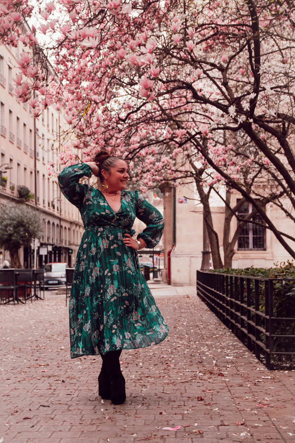 Chaque année, les magnolias en fleurs annoncent le retour du printemps avec une éclatante douceur, leurs pétales roses et blancs illuminant les paysages encore marqués par l’hiver. Leur floraison, à la fois brève et spectaculaire, symbolise ce renouveau tant attendu, où tout semble reprendre vie après des mois de dormance. Comme eux, nous avons aussi nos cycles, des périodes plus calmes suivies d’élans nouveaux, où l’on se sent prêt à éclore à notre tour.