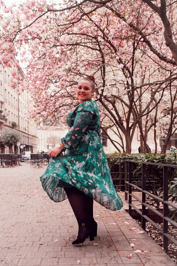 Chaque année, les magnolias en fleurs annoncent le retour du printemps avec une éclatante douceur, leurs pétales roses et blancs illuminant les paysages encore marqués par l’hiver. Leur floraison, à la fois brève et spectaculaire, symbolise ce renouveau tant attendu, où tout semble reprendre vie après des mois de dormance. Comme eux, nous avons aussi nos cycles, des périodes plus calmes suivies d’élans nouveaux, où l’on se sent prêt à éclore à notre tour.