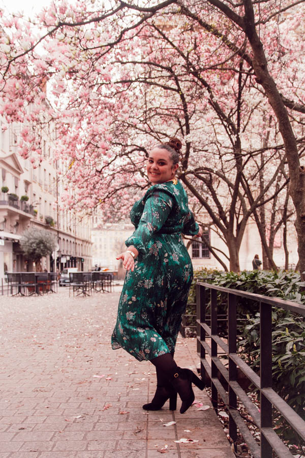 Chaque année, les magnolias en fleurs annoncent le retour du printemps avec une éclatante douceur, leurs pétales roses et blancs illuminant les paysages encore marqués par l’hiver. Leur floraison, à la fois brève et spectaculaire, symbolise ce renouveau tant attendu, où tout semble reprendre vie après des mois de dormance. Comme eux, nous avons aussi nos cycles, des périodes plus calmes suivies d’élans nouveaux, où l’on se sent prêt à éclore à notre tour.