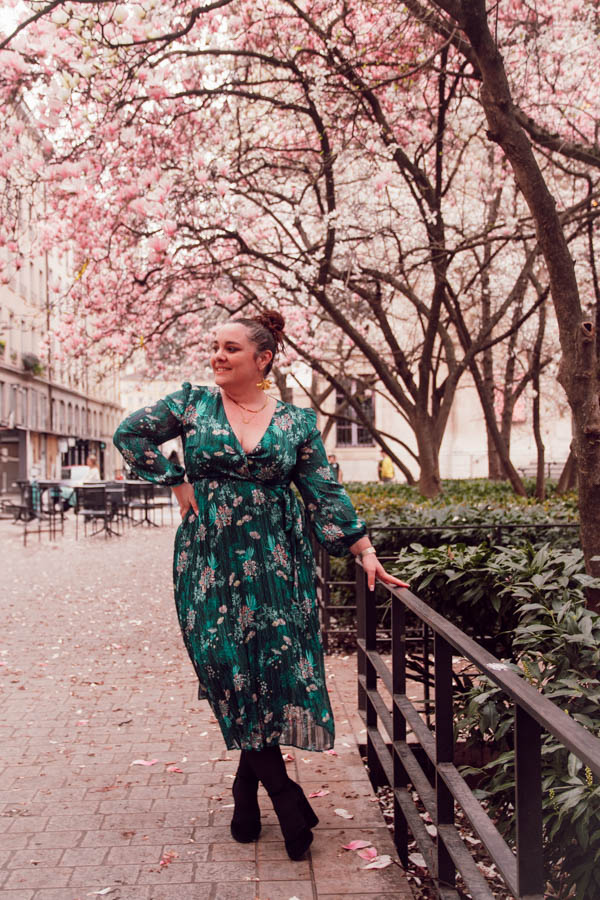 Chaque année, les magnolias en fleurs annoncent le retour du printemps avec une éclatante douceur, leurs pétales roses et blancs illuminant les paysages encore marqués par l’hiver. Leur floraison, à la fois brève et spectaculaire, symbolise ce renouveau tant attendu, où tout semble reprendre vie après des mois de dormance. Comme eux, nous avons aussi nos cycles, des périodes plus calmes suivies d’élans nouveaux, où l’on se sent prêt à éclore à notre tour.