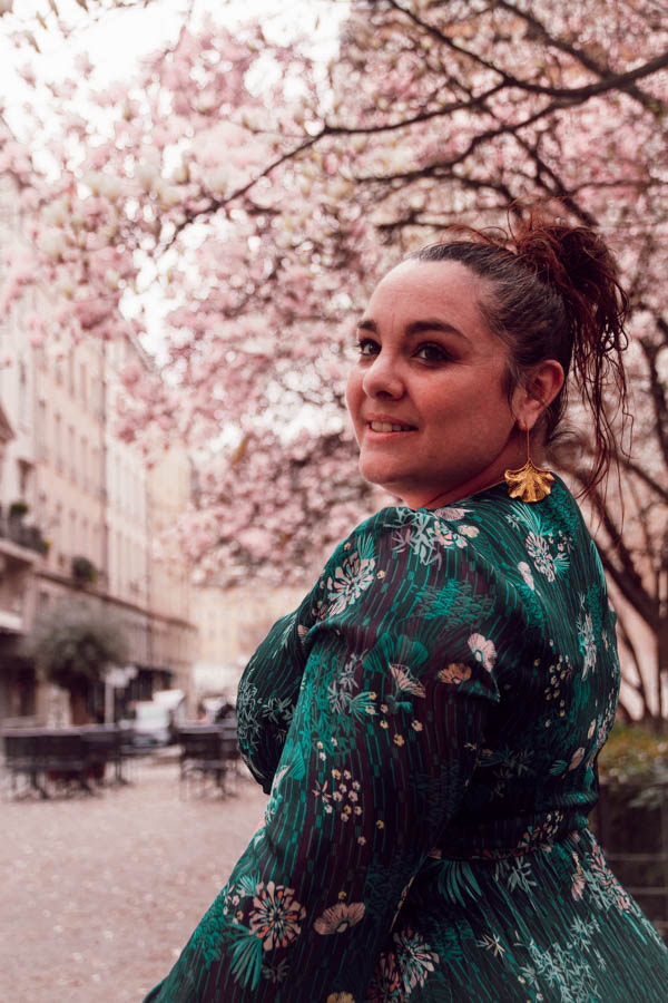 Chaque année, les magnolias en fleurs annoncent le retour du printemps avec une éclatante douceur, leurs pétales roses et blancs illuminant les paysages encore marqués par l’hiver. Leur floraison, à la fois brève et spectaculaire, symbolise ce renouveau tant attendu, où tout semble reprendre vie après des mois de dormance. Comme eux, nous avons aussi nos cycles, des périodes plus calmes suivies d’élans nouveaux, où l’on se sent prêt à éclore à notre tour.