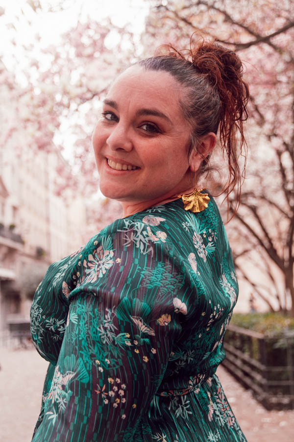 Chaque année, les magnolias en fleurs annoncent le retour du printemps avec une éclatante douceur, leurs pétales roses et blancs illuminant les paysages encore marqués par l’hiver. Leur floraison, à la fois brève et spectaculaire, symbolise ce renouveau tant attendu, où tout semble reprendre vie après des mois de dormance. Comme eux, nous avons aussi nos cycles, des périodes plus calmes suivies d’élans nouveaux, où l’on se sent prêt à éclore à notre tour.