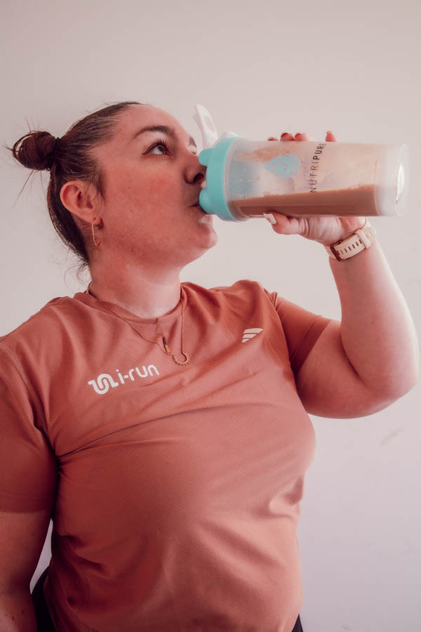 Les protéines sont des macronutriments essentiels pour le bon fonctionnement de notre organisme, notamment pour la réparation et la croissance musculaire. Elles jouent un rôle clé dans la gestion de la satiété, l'optimisation du métabolisme et la préservation de la masse musculaire, en particulier lors de la perte de poids. En variant les sources de protéines, qu'elles soient animales ou végétales, on peut optimiser les bienfaits de ce nutriment sur la santé et la performance physique.