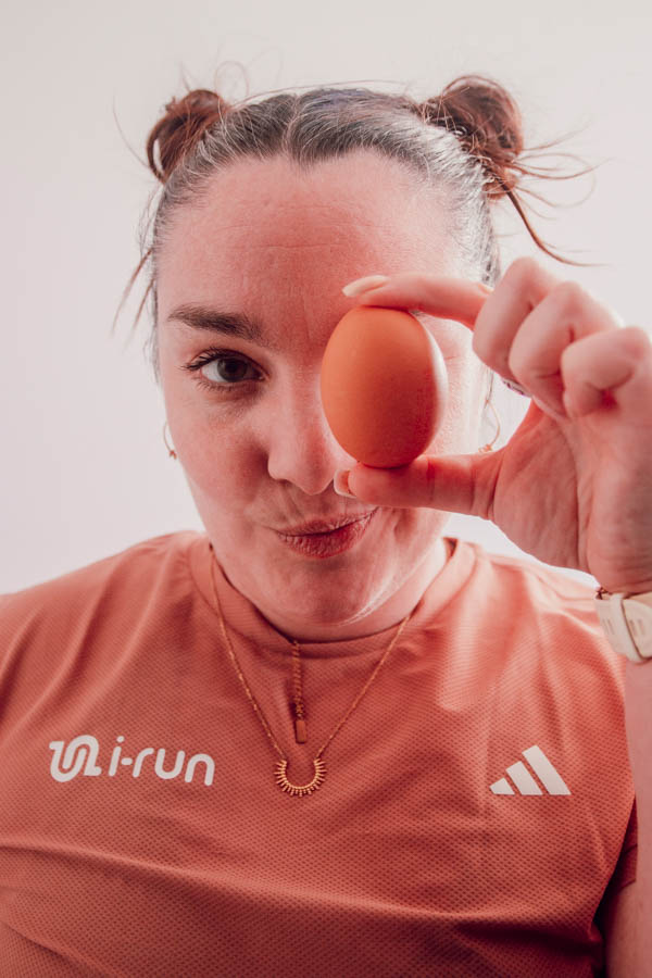 Les protéines sont des macronutriments essentiels pour le bon fonctionnement de notre organisme, notamment pour la réparation et la croissance musculaire. Elles jouent un rôle clé dans la gestion de la satiété, l'optimisation du métabolisme et la préservation de la masse musculaire, en particulier lors de la perte de poids. En variant les sources de protéines, qu'elles soient animales ou végétales, on peut optimiser les bienfaits de ce nutriment sur la santé et la performance physique.