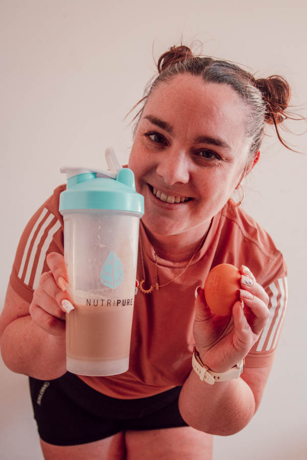 Les protéines sont des macronutriments essentiels pour le bon fonctionnement de notre organisme, notamment pour la réparation et la croissance musculaire. Elles jouent un rôle clé dans la gestion de la satiété, l'optimisation du métabolisme et la préservation de la masse musculaire, en particulier lors de la perte de poids. En variant les sources de protéines, qu'elles soient animales ou végétales, on peut optimiser les bienfaits de ce nutriment sur la santé et la performance physique.