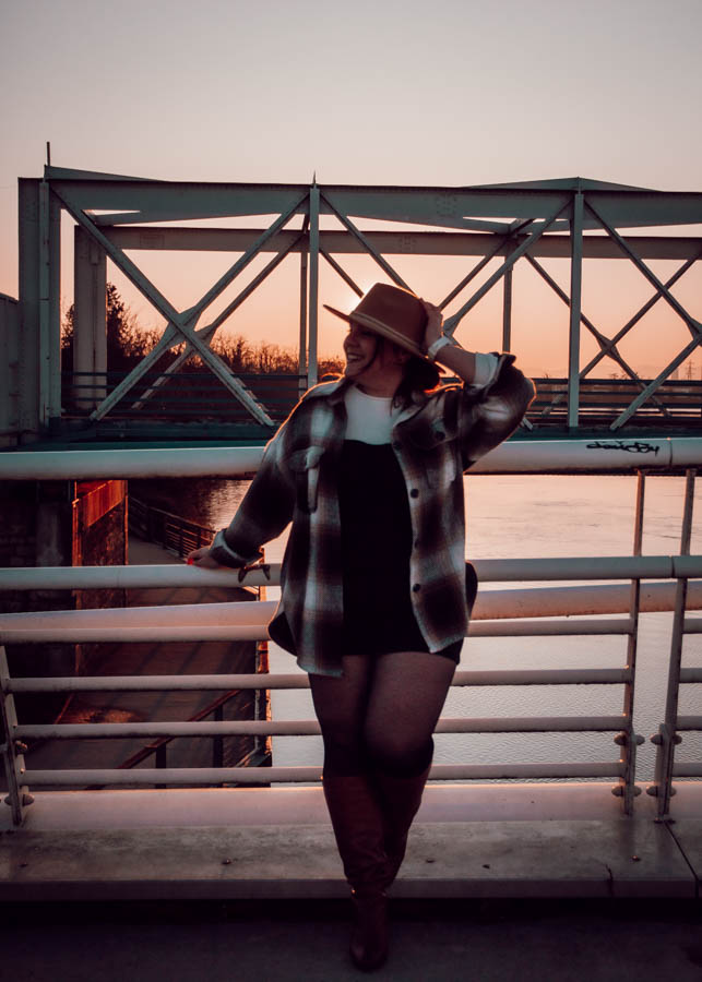 Parfois, la confiance en soi se construit en se donnant l'illusion de l'avoir déjà. En osant porter des vêtements qui nous plaisent même si on ne se sent pas encore totalement à l'aise, on envoie un message positif à notre cerveau. À force de jouer ce rôle, cette assurance finira par devenir naturelle, et ce qui semblait au départ être une façade deviendra une véritable force intérieure.