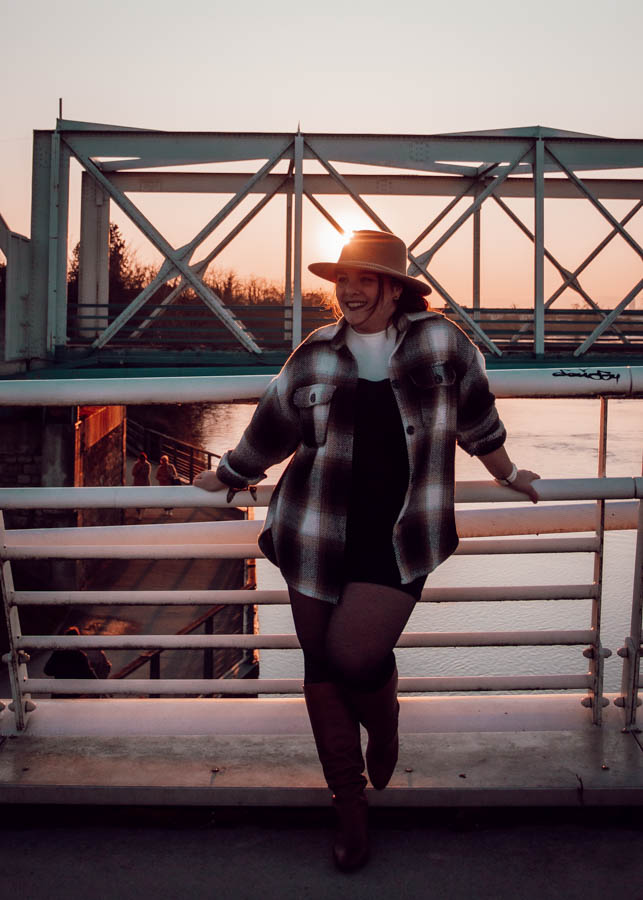 Parfois, la confiance en soi se construit en se donnant l'illusion de l'avoir déjà. En osant porter des vêtements qui nous plaisent même si on ne se sent pas encore totalement à l'aise, on envoie un message positif à notre cerveau. À force de jouer ce rôle, cette assurance finira par devenir naturelle, et ce qui semblait au départ être une façade deviendra une véritable force intérieure.