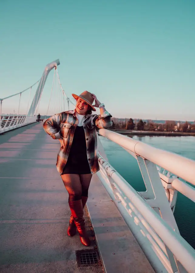 Parfois, la confiance en soi se construit en se donnant l'illusion de l'avoir déjà. En osant porter des vêtements qui nous plaisent même si on ne se sent pas encore totalement à l'aise, on envoie un message positif à notre cerveau. À force de jouer ce rôle, cette assurance finira par devenir naturelle, et ce qui semblait au départ être une façade deviendra une véritable force intérieure.