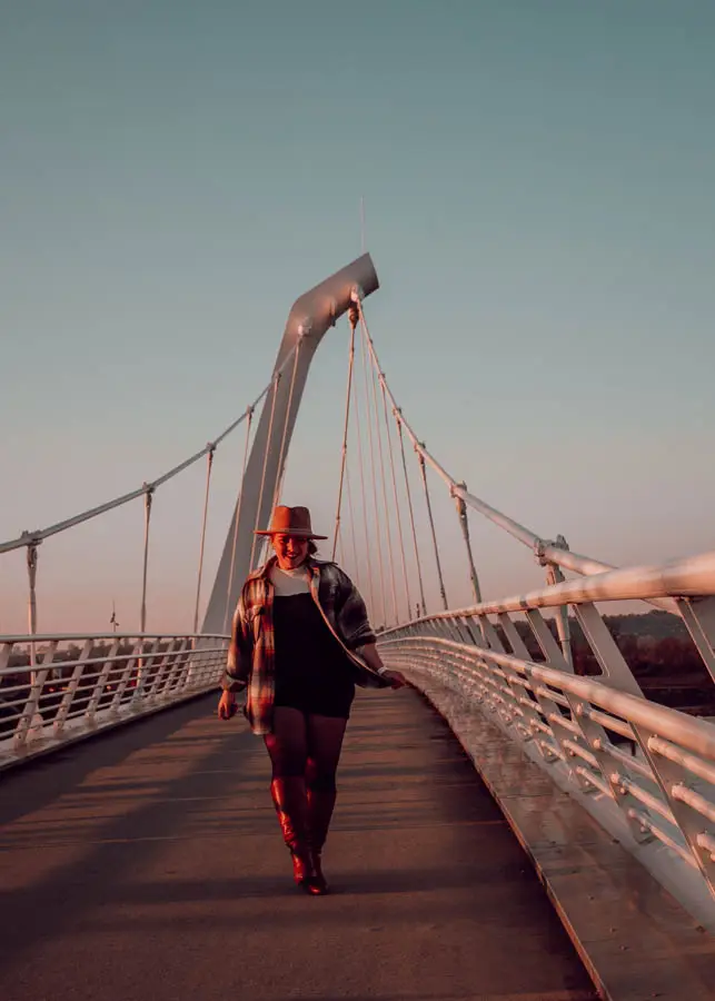 Parfois, la confiance en soi se construit en se donnant l'illusion de l'avoir déjà. En osant porter des vêtements qui nous plaisent même si on ne se sent pas encore totalement à l'aise, on envoie un message positif à notre cerveau. À force de jouer ce rôle, cette assurance finira par devenir naturelle, et ce qui semblait au départ être une façade deviendra une véritable force intérieure.