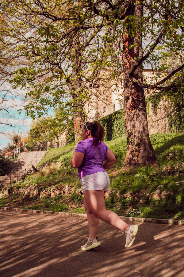 Strava est une application populaire auprès des coureurs et des cyclistes, permettant de suivre ses performances, d’analyser ses sorties et de partager ses entraînements avec une communauté. Grâce à ses fonctionnalités comme les segments, les kudos et les défis, elle peut être un véritable moteur de motivation. Cependant, son aspect social et compétitif peut aussi générer de la pression, voire nuire au bien-être mental et à la sécurité des utilisateurs.