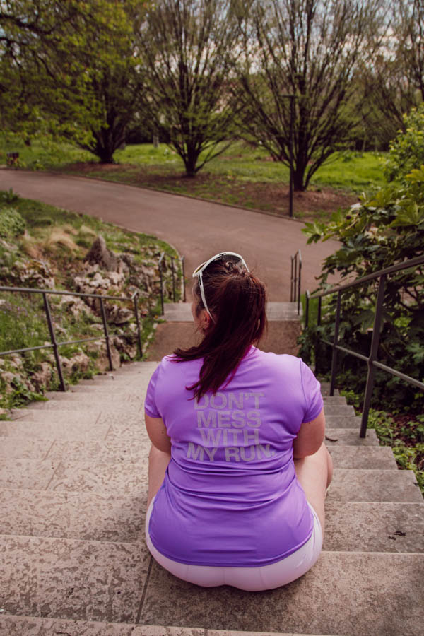 Strava est une application populaire auprès des coureurs et des cyclistes, permettant de suivre ses performances, d’analyser ses sorties et de partager ses entraînements avec une communauté. Grâce à ses fonctionnalités comme les segments, les kudos et les défis, elle peut être un véritable moteur de motivation. Cependant, son aspect social et compétitif peut aussi générer de la pression, voire nuire au bien-être mental et à la sécurité des utilisateurs.