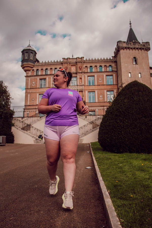 Strava est une application populaire auprès des coureurs et des cyclistes, permettant de suivre ses performances, d’analyser ses sorties et de partager ses entraînements avec une communauté. Grâce à ses fonctionnalités comme les segments, les kudos et les défis, elle peut être un véritable moteur de motivation. Cependant, son aspect social et compétitif peut aussi générer de la pression, voire nuire au bien-être mental et à la sécurité des utilisateurs.