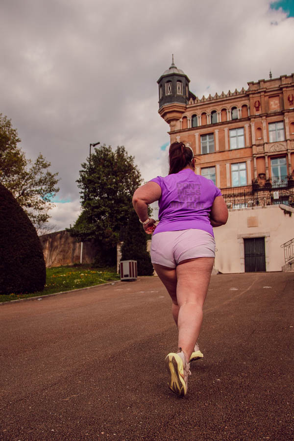 Strava est une application populaire auprès des coureurs et des cyclistes, permettant de suivre ses performances, d’analyser ses sorties et de partager ses entraînements avec une communauté. Grâce à ses fonctionnalités comme les segments, les kudos et les défis, elle peut être un véritable moteur de motivation. Cependant, son aspect social et compétitif peut aussi générer de la pression, voire nuire au bien-être mental et à la sécurité des utilisateurs.