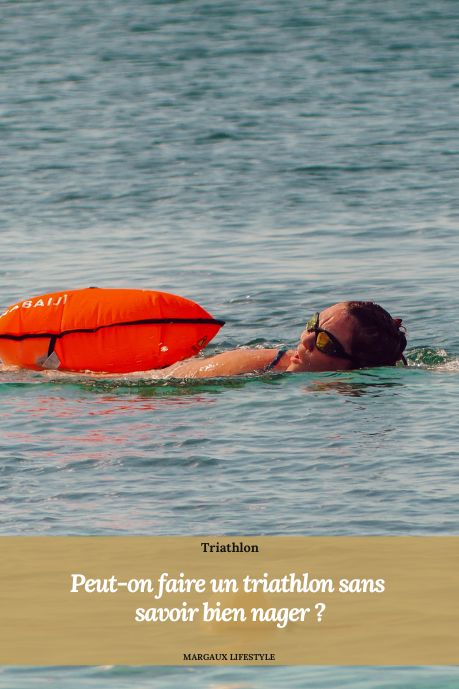 La natation est souvent la partie la plus redoutée quand on débute en triathlon. L’eau libre, le départ groupé, l’absence de lignes au fond du bassin ou encore la peur de paniquer peuvent rapidement faire monter le stress. Mais avec un peu de préparation, de progressivité et les bons conseils, cette étape devient largement surmontable.