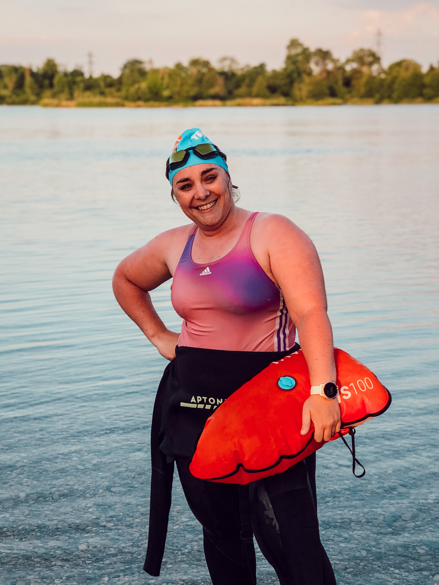 La natation est souvent la partie la plus redoutée quand on débute en triathlon. L’eau libre, le départ groupé, l’absence de lignes au fond du bassin ou encore la peur de paniquer peuvent rapidement faire monter le stress. Mais avec un peu de préparation, de progressivité et les bons conseils, cette étape devient largement surmontable.