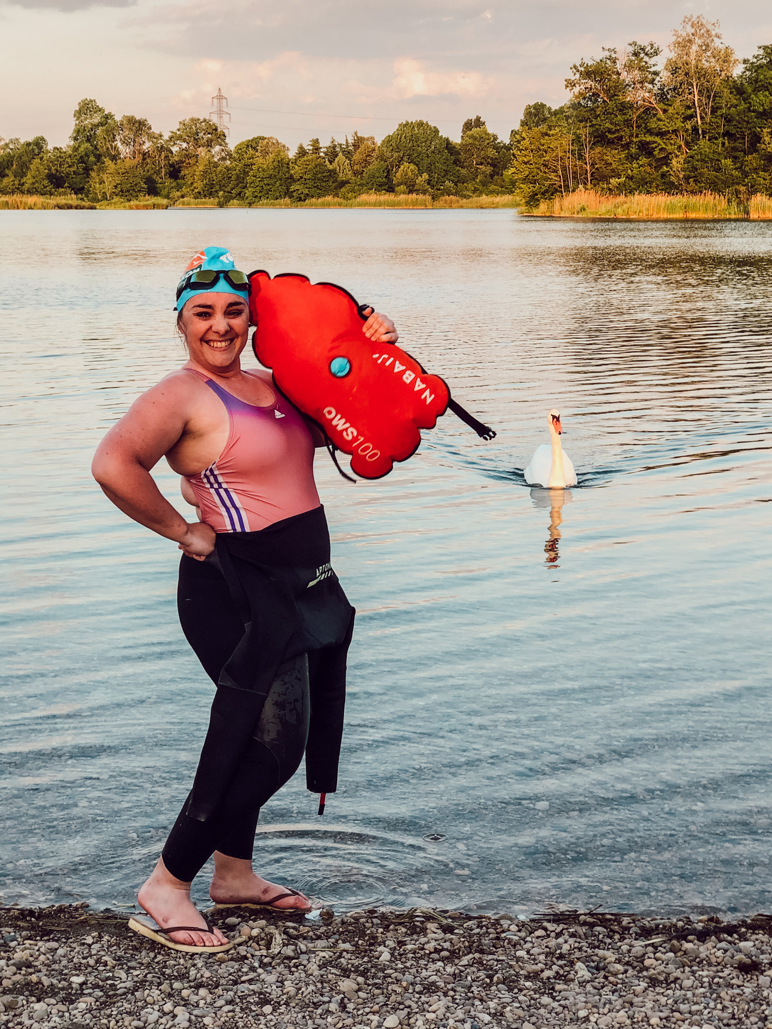 La natation est souvent la partie la plus redoutée quand on débute en triathlon. L’eau libre, le départ groupé, l’absence de lignes au fond du bassin ou encore la peur de paniquer peuvent rapidement faire monter le stress. Mais avec un peu de préparation, de progressivité et les bons conseils, cette étape devient largement surmontable.