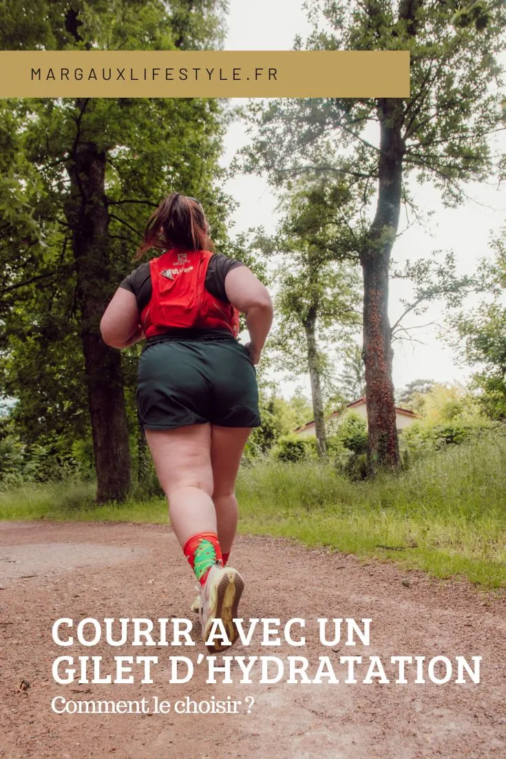 Le gilet d’hydratation est devenu un allié précieux, même pour les sorties de courte durée. Pratique et bien pensé, il permet de transporter de l’eau, des clés, un téléphone ou un encas tout en gardant les mains libres. Au-delà de l’aspect fonctionnel, il offre un vrai confort mental et une plus grande autonomie, surtout quand on court seule ou loin de chez soi, quoi qu'en dise la police du run sur les réseaux...