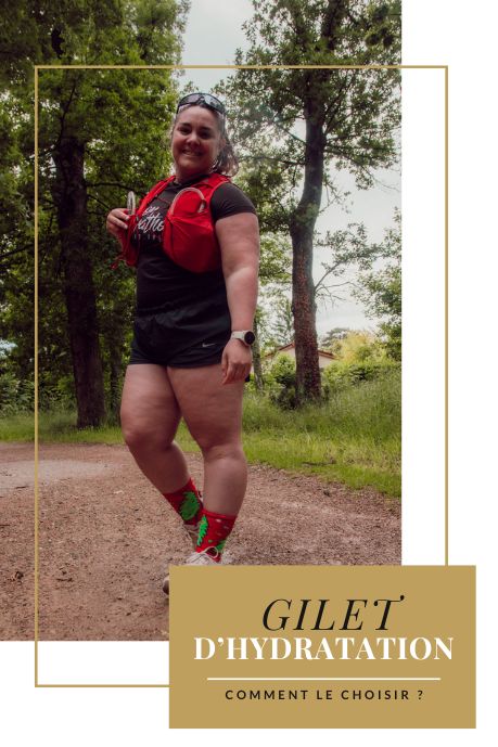 Le gilet d’hydratation est devenu un allié précieux, même pour les sorties de courte durée. Pratique et bien pensé, il permet de transporter de l’eau, des clés, un téléphone ou un encas tout en gardant les mains libres. Au-delà de l’aspect fonctionnel, il offre un vrai confort mental et une plus grande autonomie, surtout quand on court seule ou loin de chez soi, quoi qu'en dise la police du run...