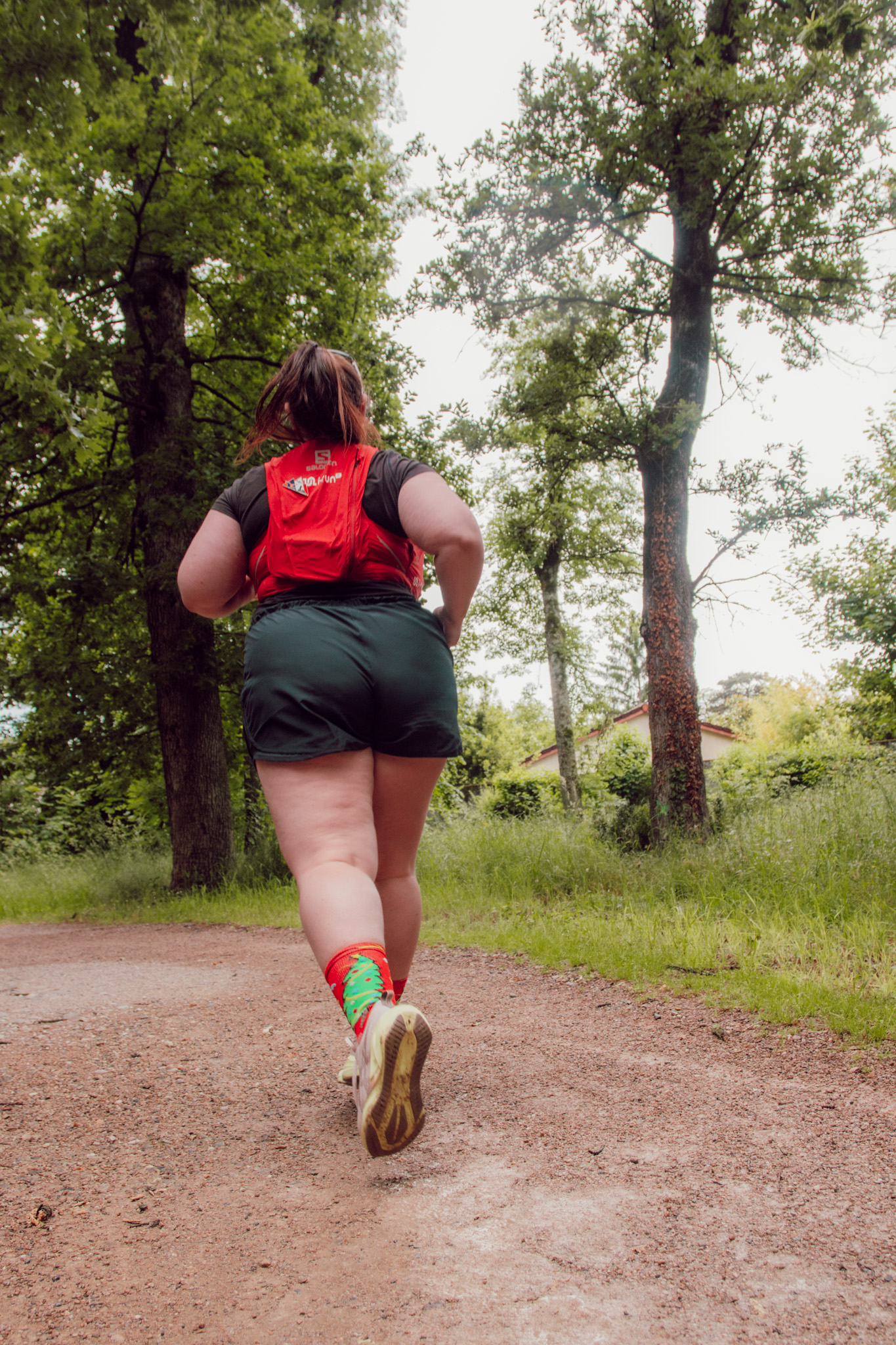 Le gilet d’hydratation est devenu un allié précieux, même pour les sorties de courte durée. Pratique et bien pensé, il permet de transporter de l’eau, des clés, un téléphone ou un encas tout en gardant les mains libres. Au-delà de l’aspect fonctionnel, il offre un vrai confort mental et une plus grande autonomie, surtout quand on court seule ou loin de chez soi