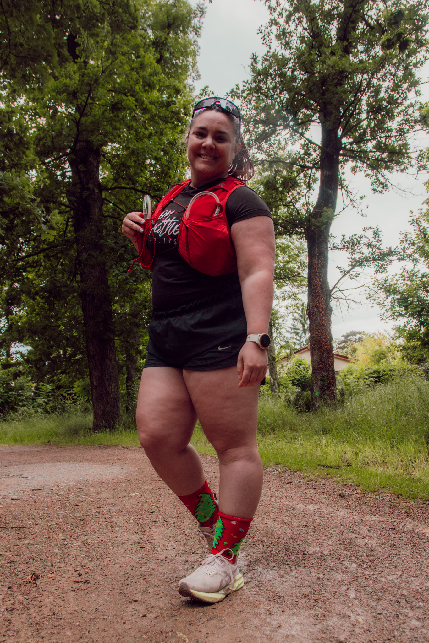 Le gilet d’hydratation est devenu un allié précieux, même pour les sorties de courte durée. Pratique et bien pensé, il permet de transporter de l’eau, des clés, un téléphone ou un encas tout en gardant les mains libres. Au-delà de l’aspect fonctionnel, il offre un vrai confort mental et une plus grande autonomie, surtout quand on court seule ou loin de chez soi