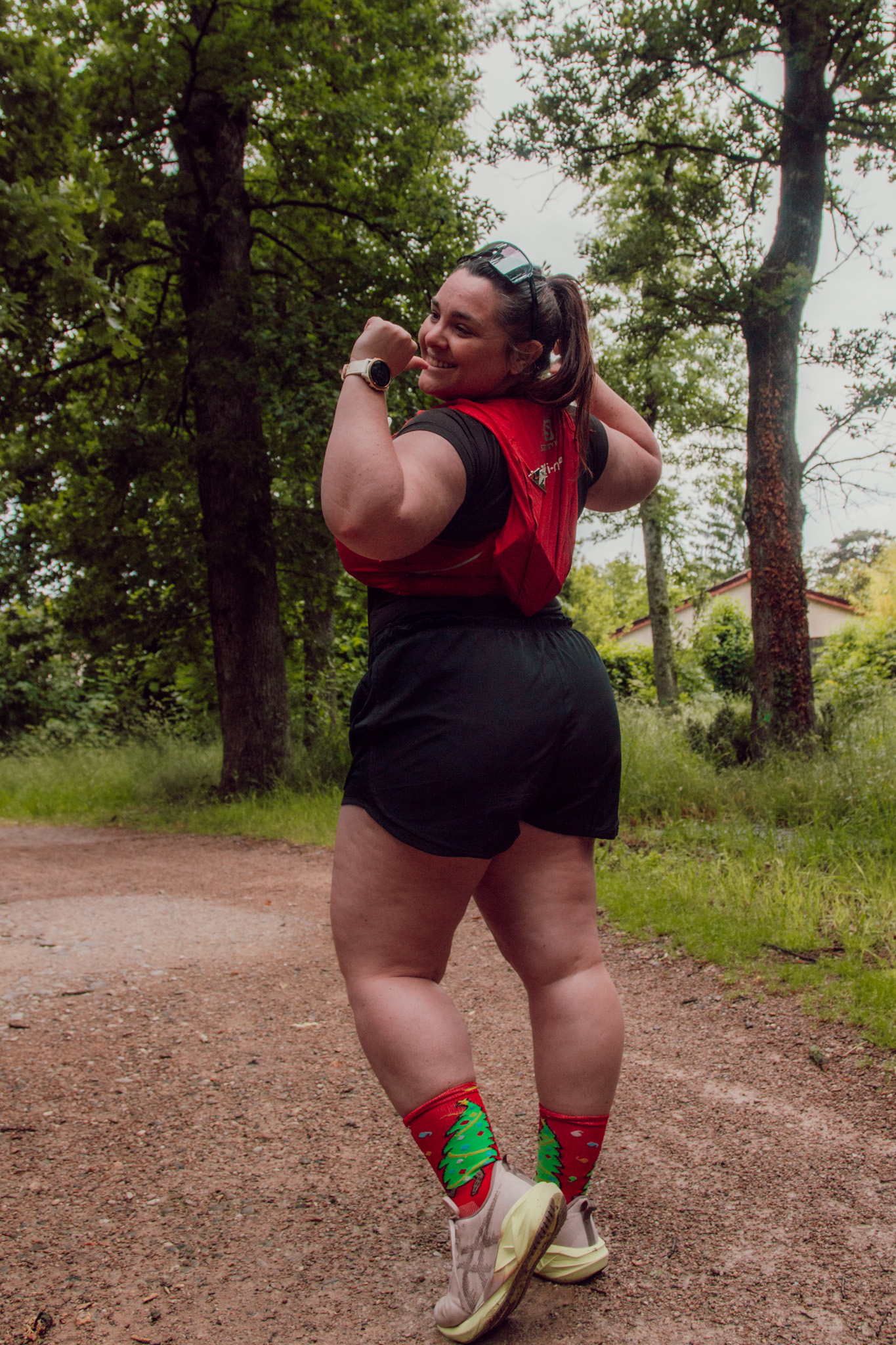 Le gilet d’hydratation est devenu un allié précieux, même pour les sorties de courte durée. Pratique et bien pensé, il permet de transporter de l’eau, des clés, un téléphone ou un encas tout en gardant les mains libres. Au-delà de l’aspect fonctionnel, il offre un vrai confort mental et une plus grande autonomie, surtout quand on court seule ou loin de chez soi