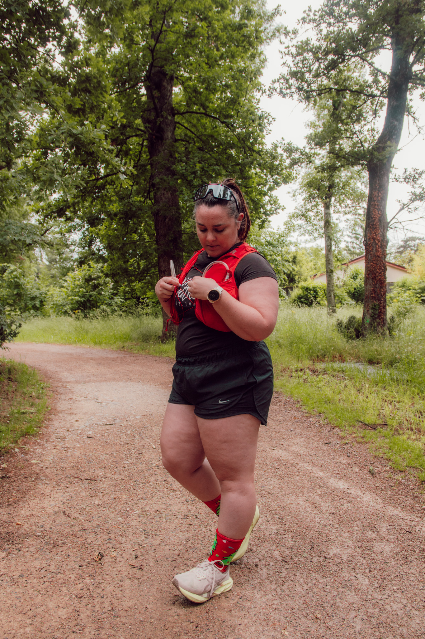 Le gilet d’hydratation est devenu un allié précieux, même pour les sorties de courte durée. Pratique et bien pensé, il permet de transporter de l’eau, des clés, un téléphone ou un encas tout en gardant les mains libres. Au-delà de l’aspect fonctionnel, il offre un vrai confort mental et une plus grande autonomie, surtout quand on court seule ou loin de chez soi