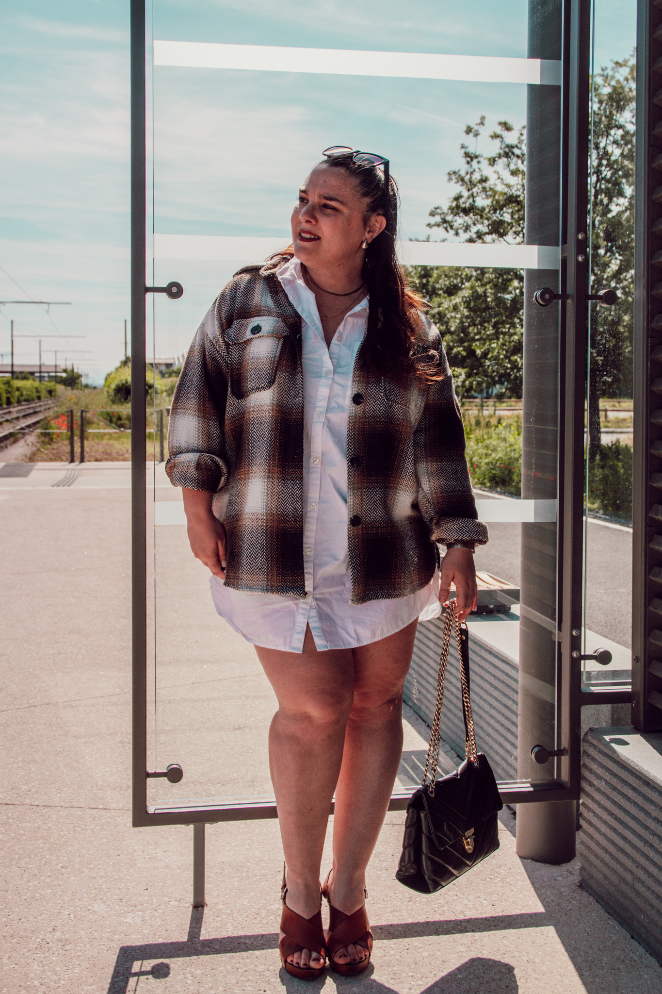 Vivre avec le SOPK et le lipoedème, c’est devoir penser à tout, tout le temps : l’alimentation, l’activité physique, le sommeil, le stress, l’hydratation… Aucun relâchement n’est permis, sous peine de voir le corps réagir, gonfler, résister encore plus. C’est une charge mentale épuisante, invisible aux yeux des autres, mais omniprésente dans chaque décision du quotidien.