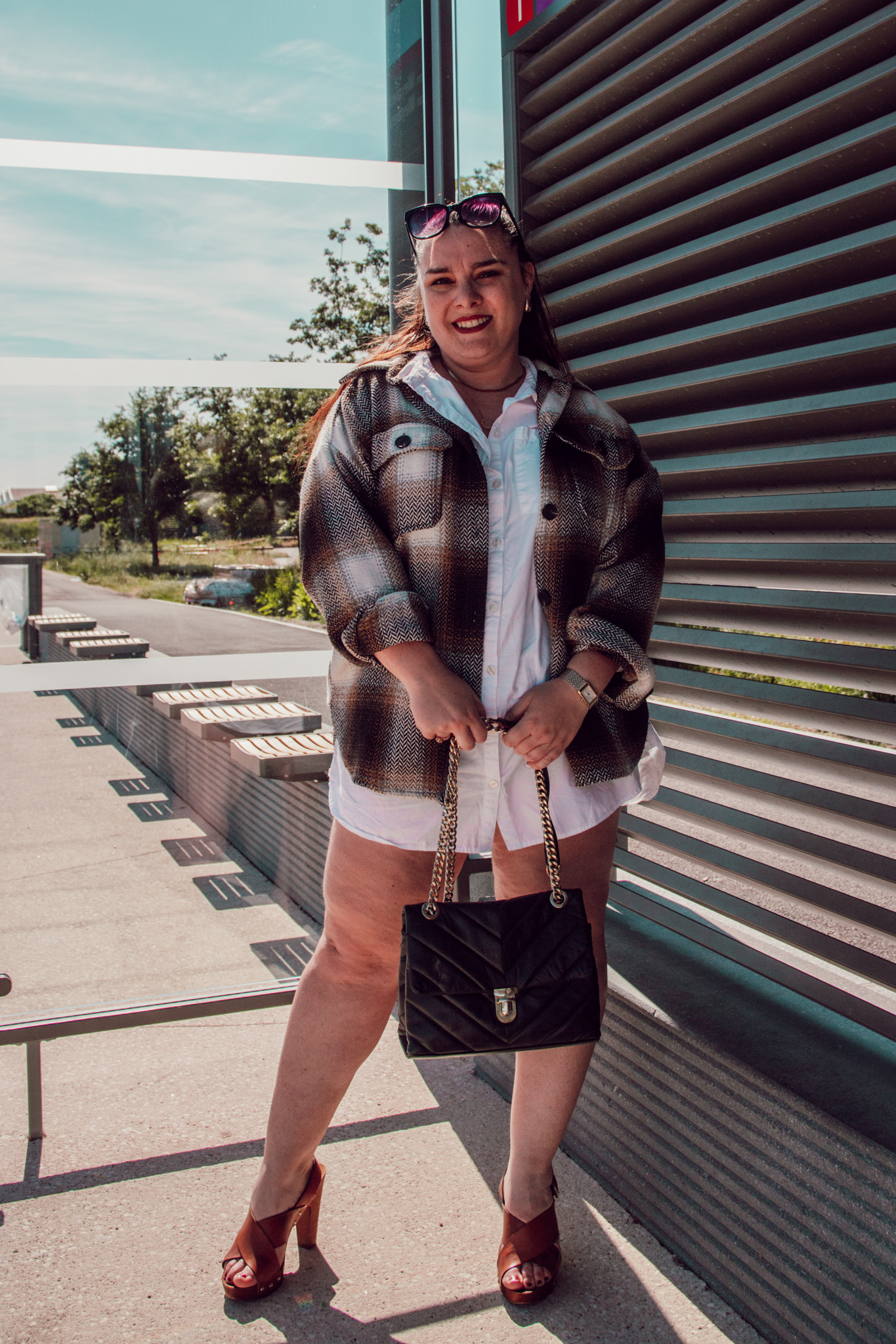 Vivre avec le SOPK et le lipoedème, c’est devoir penser à tout, tout le temps : l’alimentation, l’activité physique, le sommeil, le stress, l’hydratation… Aucun relâchement n’est permis, sous peine de voir le corps réagir, gonfler, résister encore plus. C’est une charge mentale épuisante, invisible aux yeux des autres, mais omniprésente dans chaque décision du quotidien.