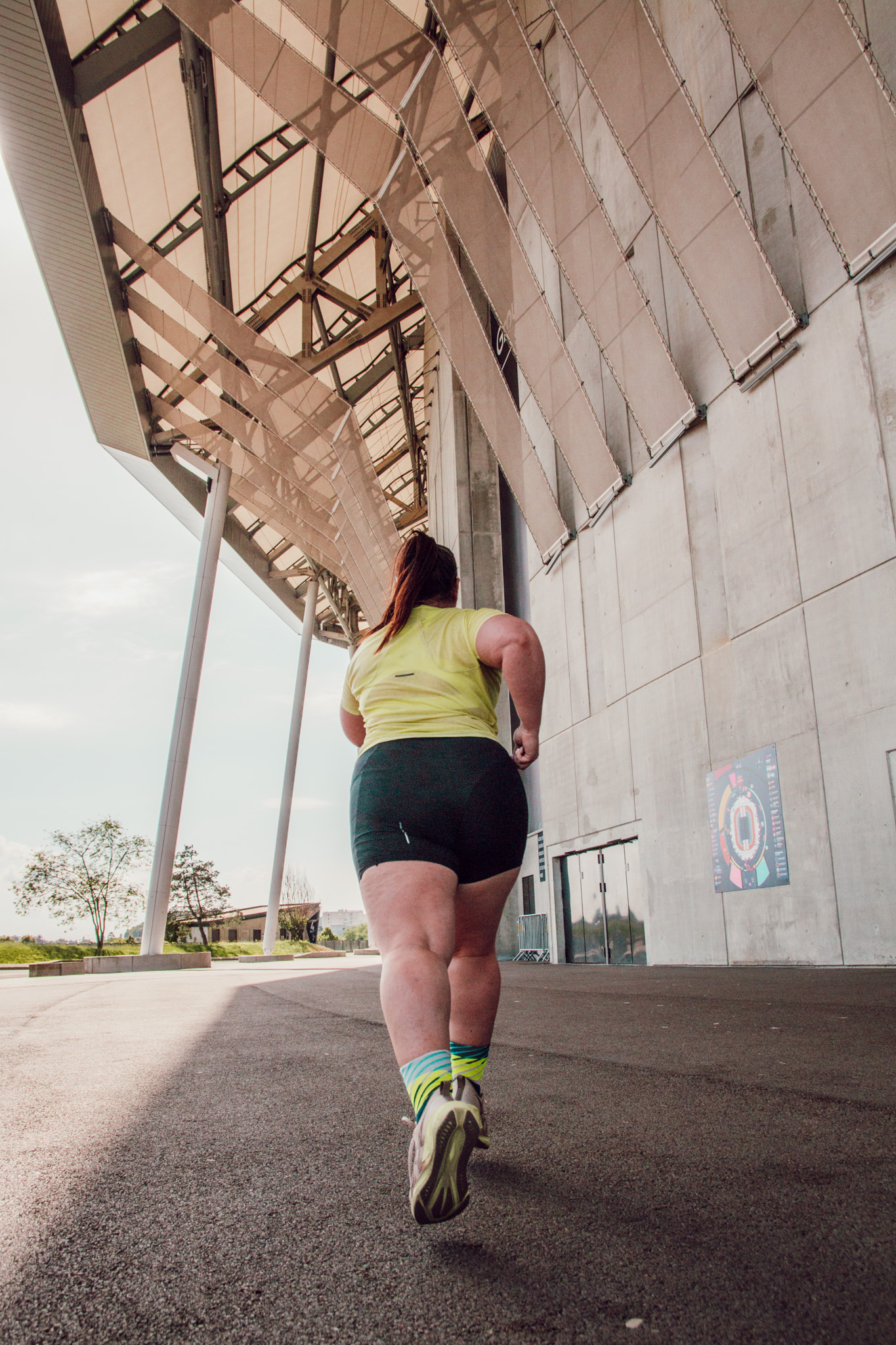 Courir son premier 5 km, c’est bien plus qu’une distance : c’est une victoire sur soi-même, un symbole de régularité et de progression. C’est souvent le point de départ d’une nouvelle routine, plus active, plus sereine, plus confiante. Peu importe le chrono : ce qui compte, c’est de franchir la ligne d’arrivée avec fierté.